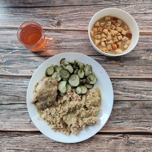 Zdjęcie przedstawia dietę podstawową Zupa krem z białych warzyw Udziec z kurczaka wolno gotowany z ziołami Sos ziołowy (dieta) Kasza jęczmienna/sypko Surówka z rzodkwi białej i jabłka Kompot owocowy z jabłkami Grzanki pszenne
